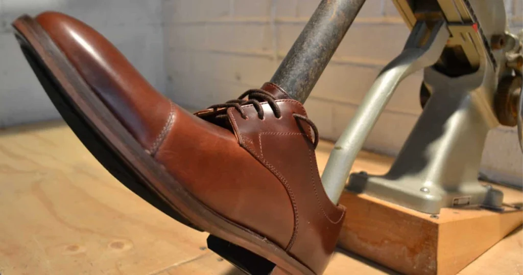 ترفندهای خانگی برای گشاد کردن کفش چرم تنگ